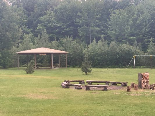 Préau et aire de feu